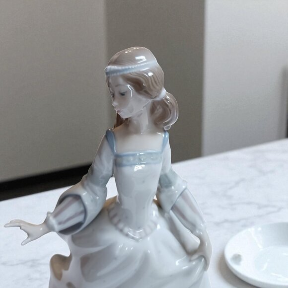 Vintage Lladro Cinderella #4828 Porcelain Figurine – “Lost Slipper” - Picture 13 of 15
